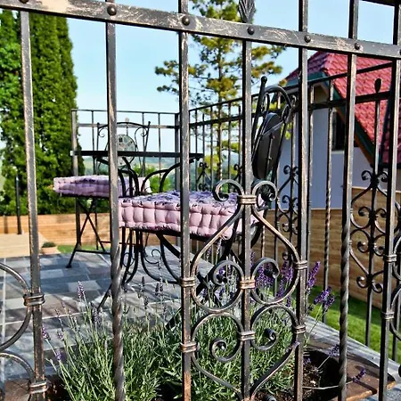 Loni Villa *