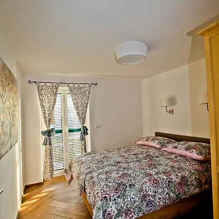 Loni Villa *