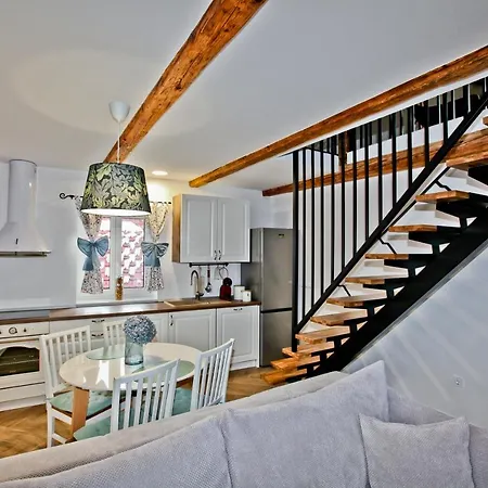 Loni Villa