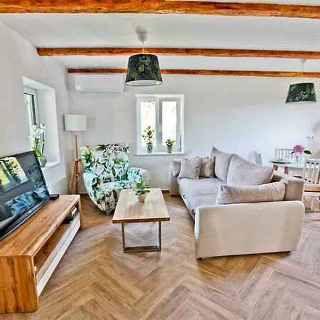 Loni Villa *