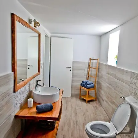 Loni Villa *