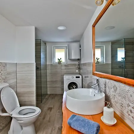 Loni Villa *
