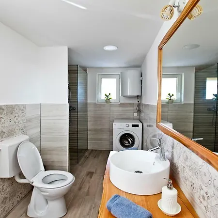 Loni Villa *