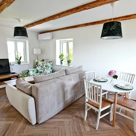 Loni Villa *